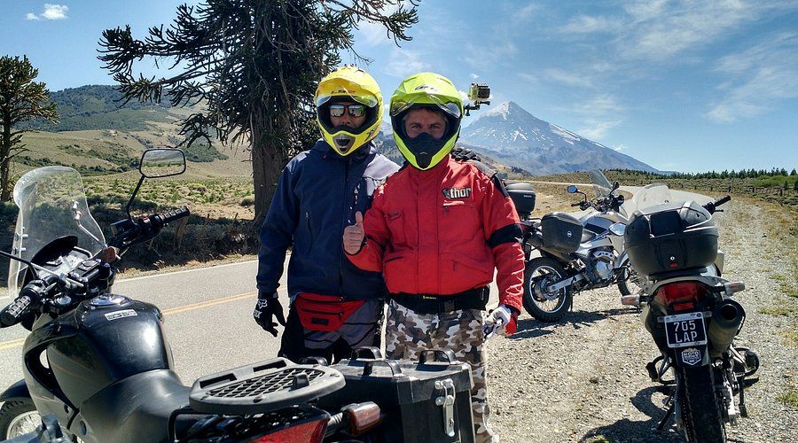 Dos usuarios de motos alquiladas en Argentina se fotografían en un marco patagónico