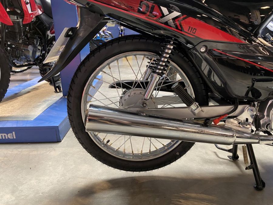 Vista trasera de una moto de 110 cc