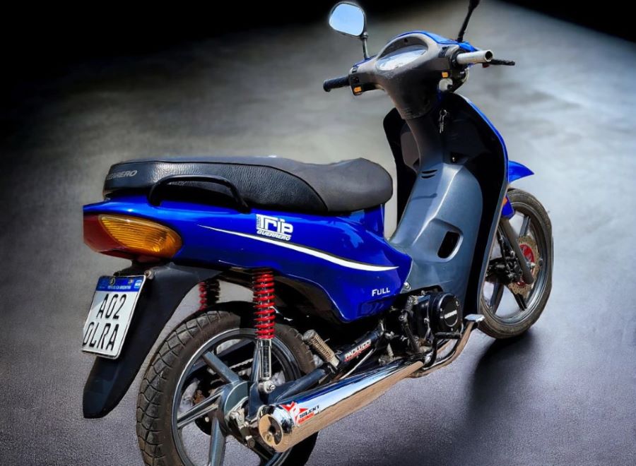 Una moto de 110 cc azul