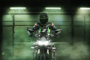 Vista frontal de una moto Kawasaki Z H2 SE con las luces encendidas y humo alrededor