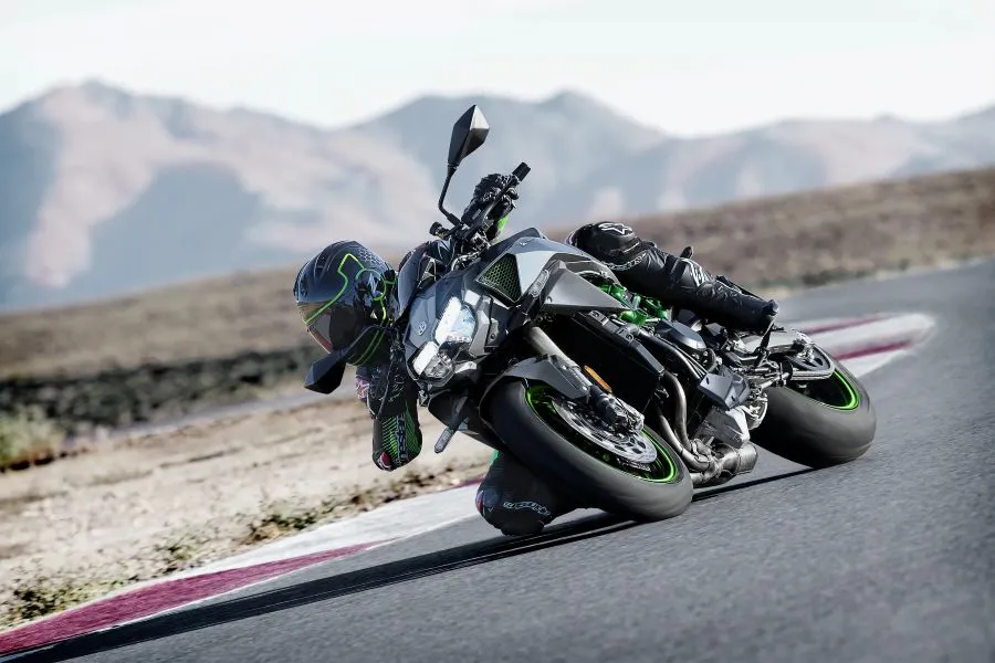 Una moto kawasaki gira hacia la derecha con mucha inclinación
