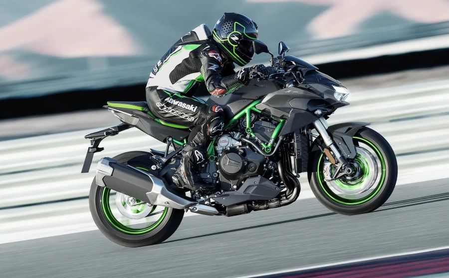 Kawasaki Z H2 SE: la excepción entre las hypernaked Una moto Kawasaki Z H2 SE lanzada a toda velocidad en una pista