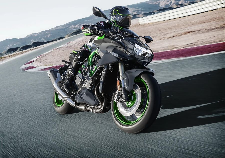 Kawasaki Z H2 SE: la excepción entre las hypernaked una moto Kawasaki Z H2 SE gira a la izquierda en una pista