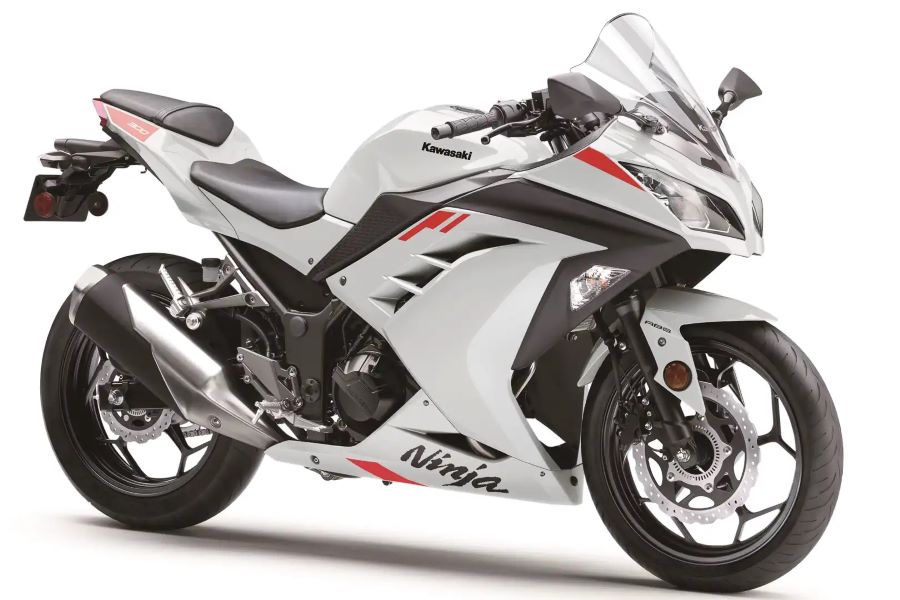 Kawasaki Ninja 300: la deportiva que vuelve a tener sentido Lateral derecho de una Kawasaki Ninja 300 blanca