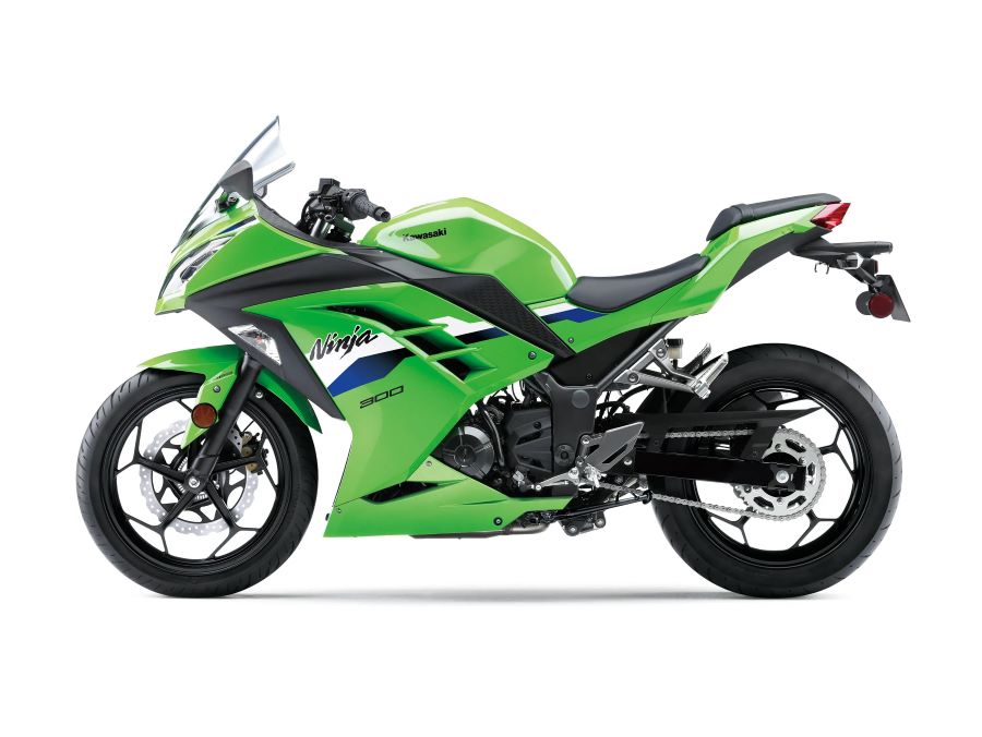 Kawasaki Ninja 300: la deportiva que vuelve a tener sentido Lateral izquierdo de ua moto Kawasaki Ninja 300 verde 2026