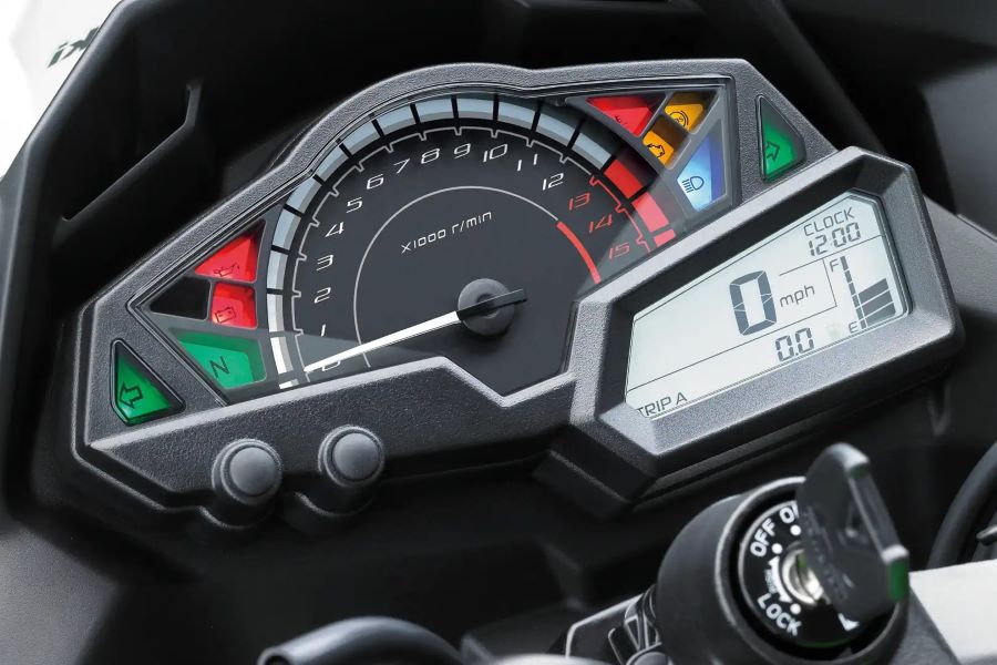 Kawasaki Ninja 300: la deportiva que vuelve a tener sentido Tablero de una moto Kawasaki Ninja 300 2026
