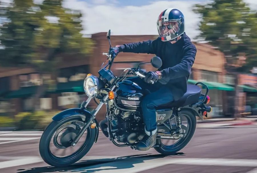 Un motociclista se traslada sobre ua moto Kawasaki W175 LTD negra