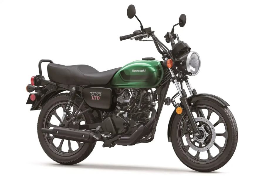 Lateral derecho de una moto Kawasaki W175 LTD verde