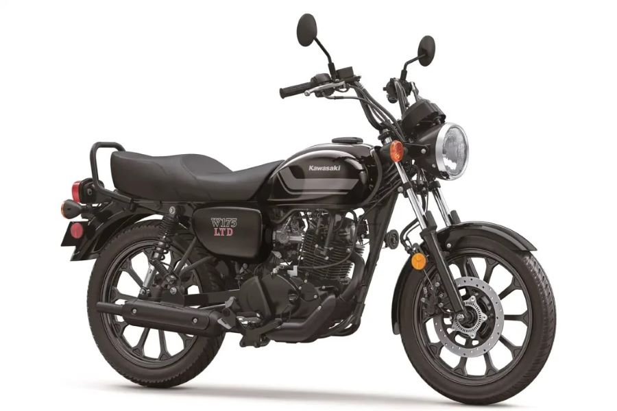Lateral derecho de una moto Kawasaki W175 LTD negra