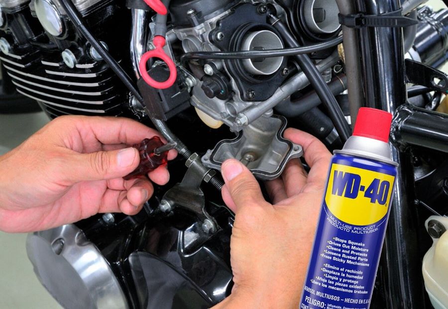 Un mecánico usa un aditivo para limpiar el carburador de una moto