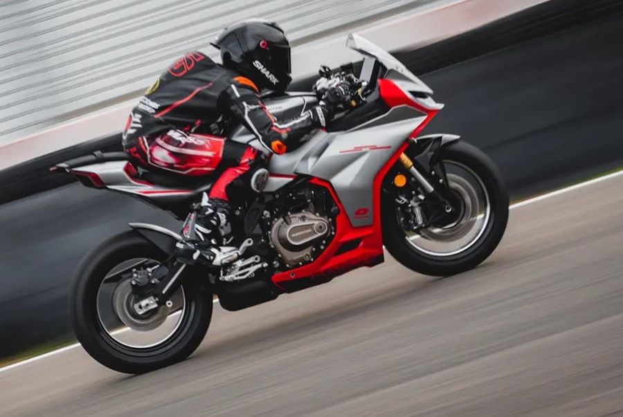 QJMotor SRK 421 RR: nueva señal de hacia dónde va el mercado Una QJMotor SRK 421 RR en acción