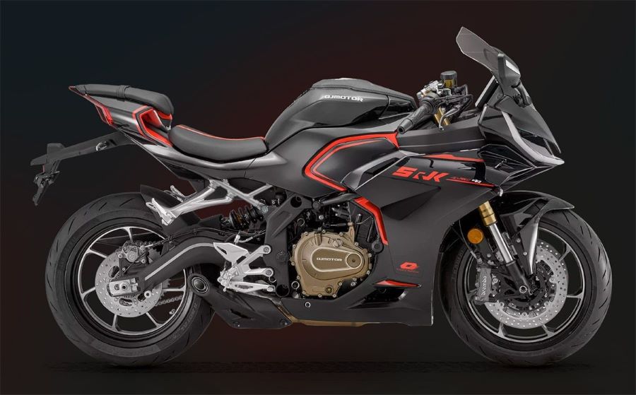 QJMotor SRK 421 RR: nueva señal de hacia dónde va el mercado Lateral derecho de una QJMotor SRK 421 RR negra