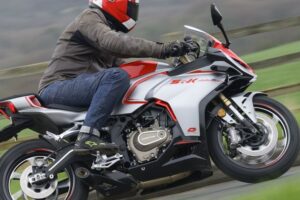 Un piloto se desplaza con ua moto QJMotor SRK 421 RR