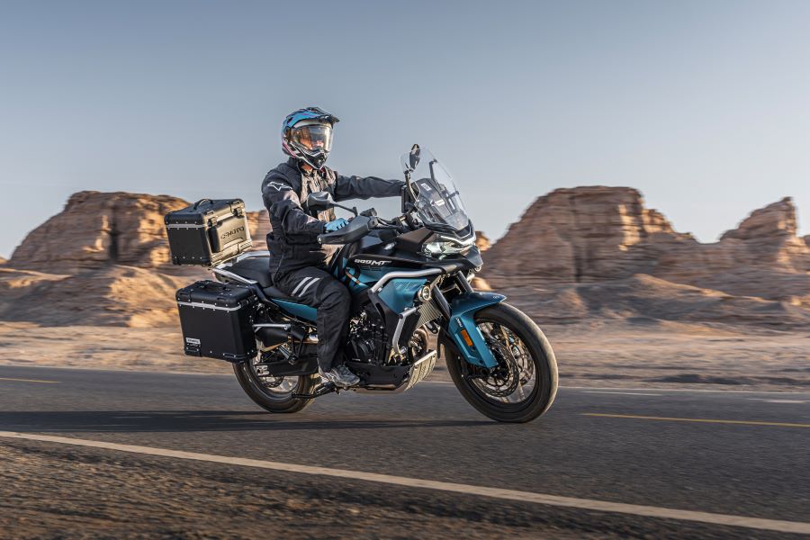 Una moto CFMoto 800MT ES con suspensión semiactiva en plena ruta montañosa