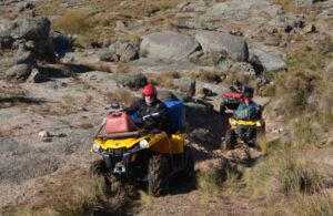 una caravana del travesía del ATV Club Argentina avanza por un sendero de montaña