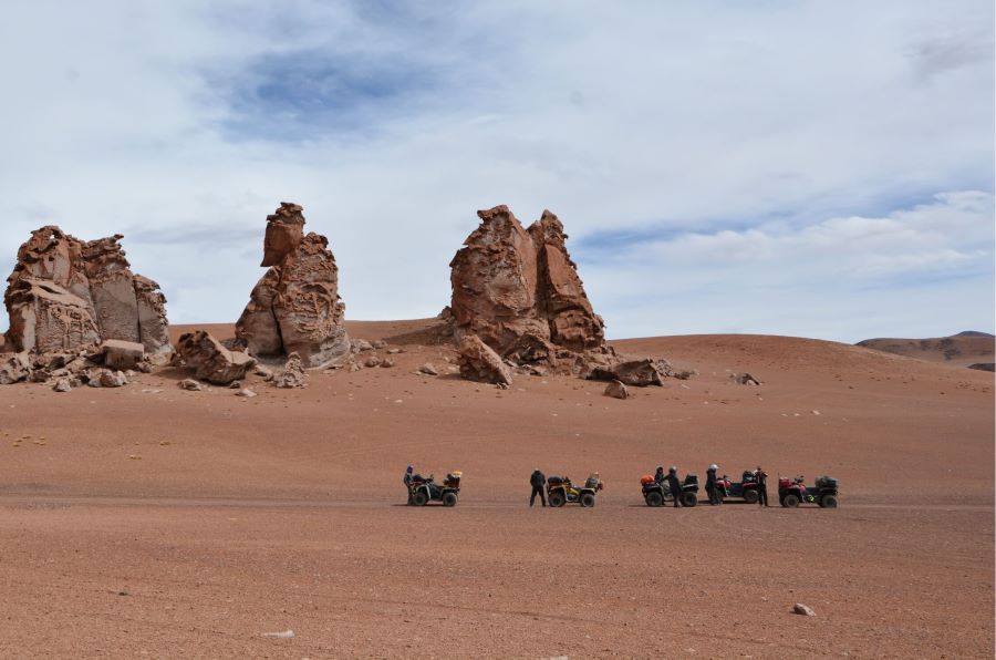 ATV Club desafía la Salta más salvaje con 440 km solidarios En primer plano, una caravana del travesía del ATV Club Argentina; de fondo una formaciones rocosas