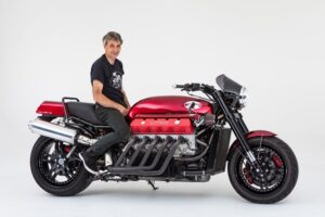 La moto Allen Millyard Viper V10 con su creador