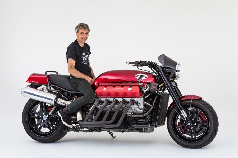 La moto Allen Millyard Viper V10 con su creador