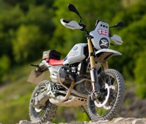 Vista desde abajo, una moto BMW R12 G/S del Internacional GS Trophy 2026
