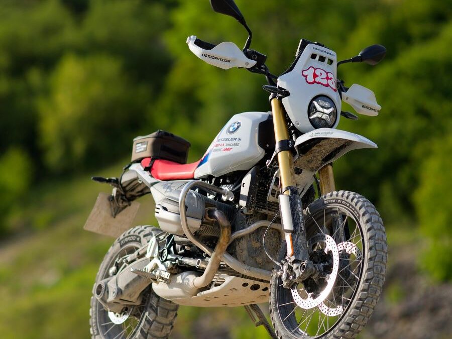 Vista desde abajo, una moto BMW R12 G/S del Internacional GS Trophy 2026