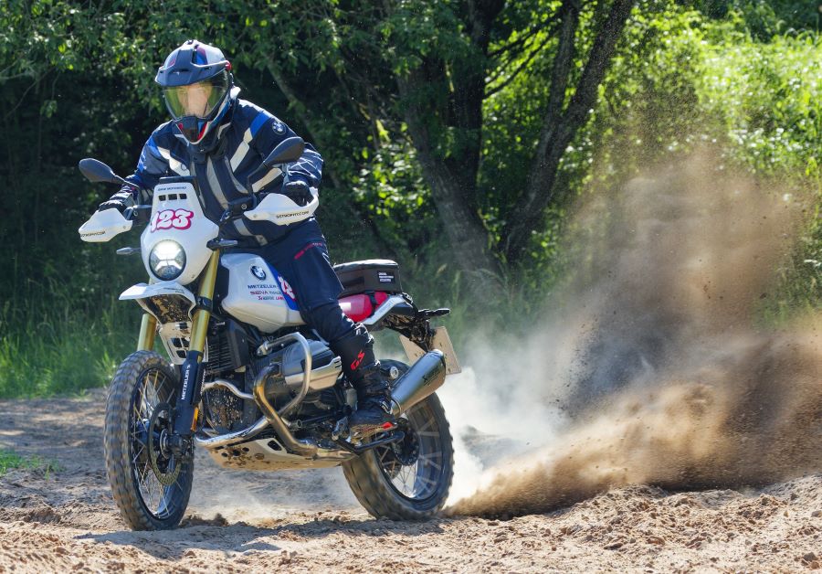 Un motociclista se desplaza en una BMW R12 G/S del Internacional GS Trophy 2026