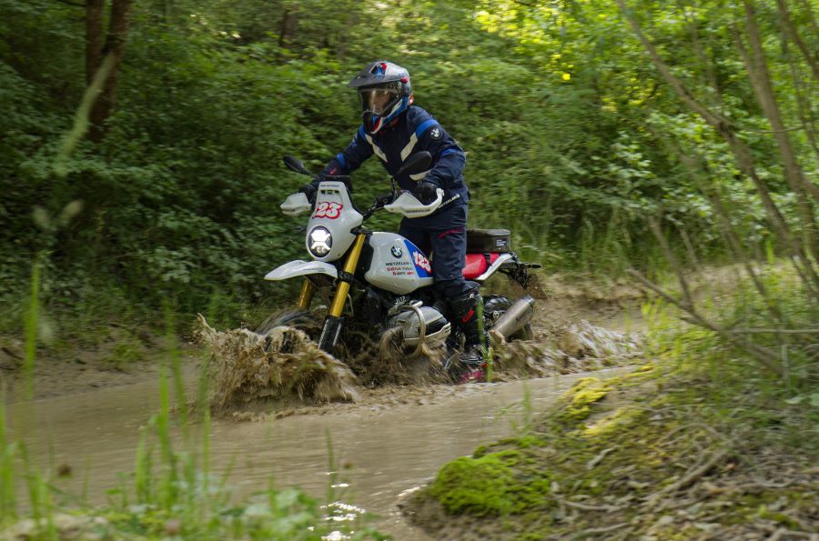 Un motociclistas rueda por el agua con una BMW R12 G/S del Internacional GS Trophy 2026