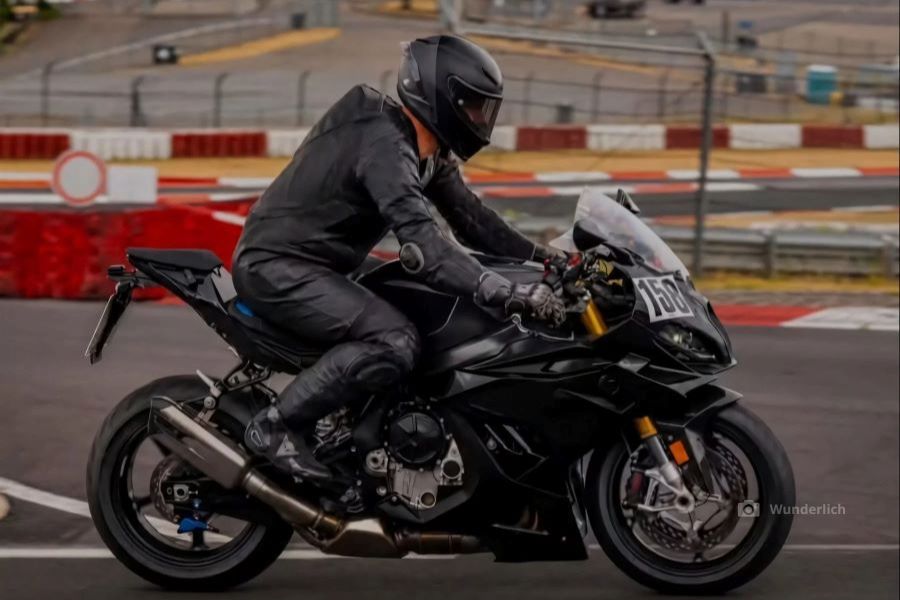 La BMW S 1000 RR 2027 empezó a mostrar su nueva identidad Un piloto prueba el prototipo de la BMW S 1000 RR 2027