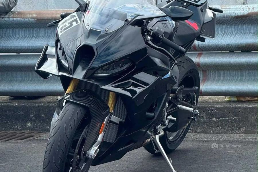 La BMW S 1000 RR 2027 empezó a mostrar su nueva identidad Vista frontal de una prototipo de la BMW S 1000 RR 2027