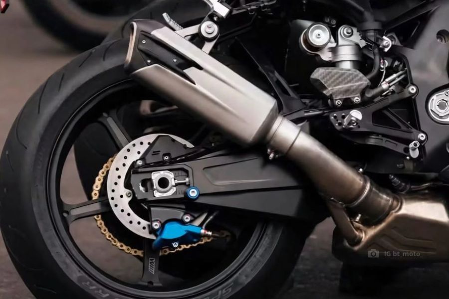 La BMW S 1000 RR 2027 empezó a mostrar su nueva identidad silenciador y rueda trasera de un prototipo de la BMW S 1000 RR 2027