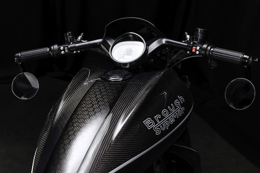 Brough Superior Dagger S: más deportiva sin perder exclusividad Vista del tanque y manillar de una moto rough Superior Dagger S