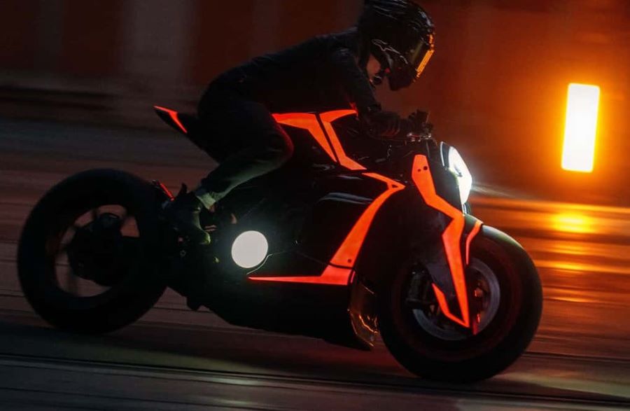 DA#22 Ultron: La hipermoto que se diseñó al revés una moto Diamond Atelier DA22 Ultron en la que se aprecia el efecto de su pintura luminiscente