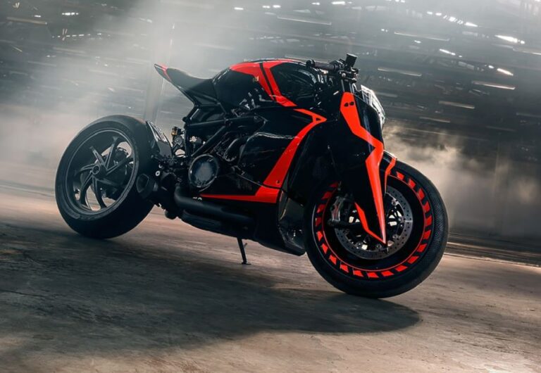 una moto Diamon Atelier DA#22 Ultron en medio de un salón levemente iluminado