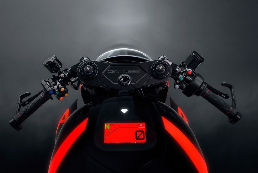 DA#22 Ultron: La hipermoto que se diseñó al revés Mandos de una moto Diamond Atelier DA22 Ultron