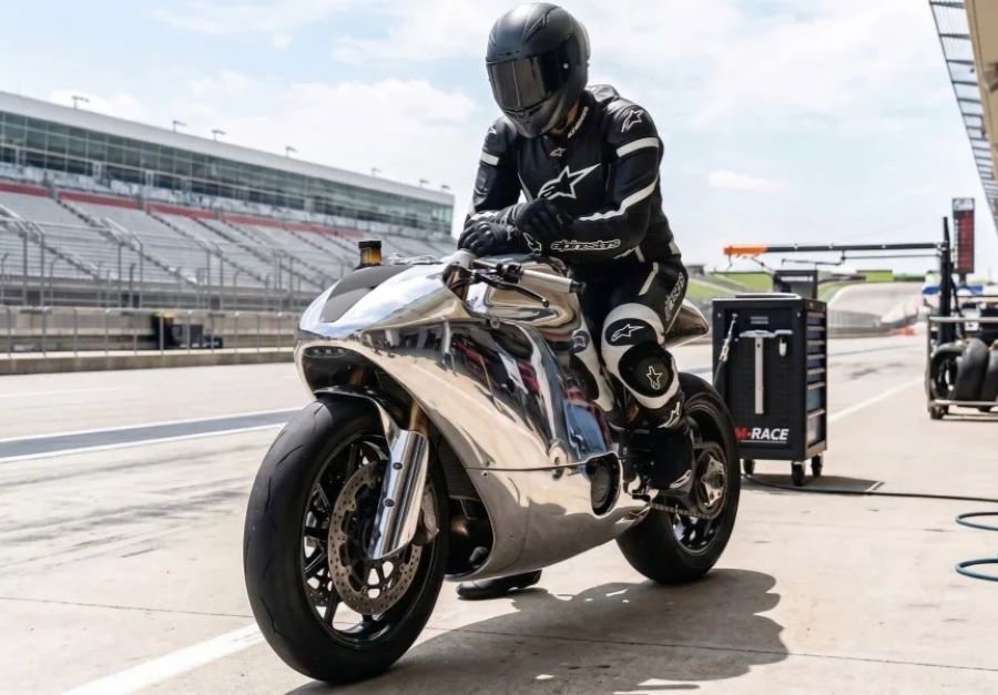Un piloto sentado sobre una Ducati 821 de Bandit9
