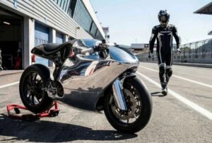 Un pìloto se acerca a una Ducati 821 de Bandit9 en un circuito