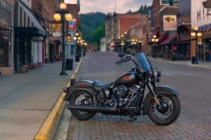 una Harley-Davidson Deadwood posa en el centro de una calle típica de Sturgis