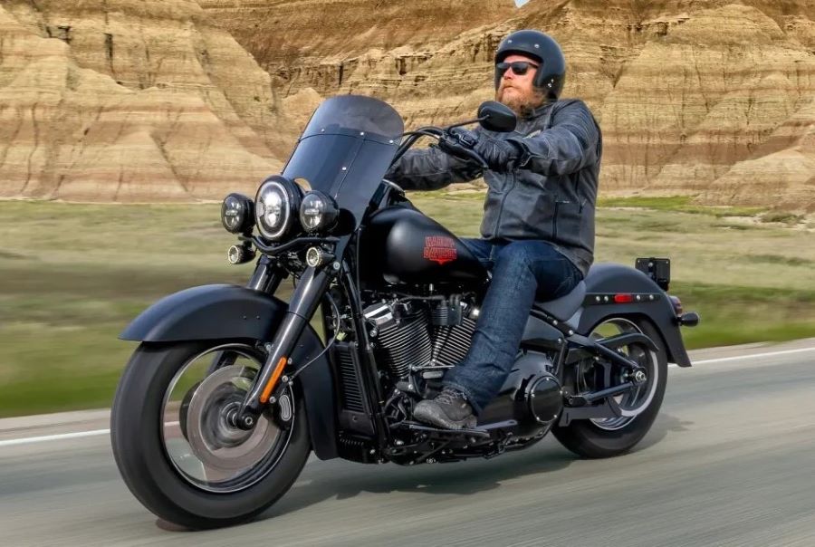 La Harley-Davidson Deadwood revive una historia olvidada Un motociclista se desplaza con una Harley-Davidson Deadwood por una ruta montañosa