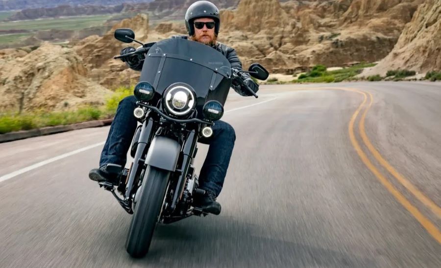 La Harley-Davidson Deadwood revive una historia olvidada Un motociclista viene de frente a la cámara a bordo de una Harley-Davidson Deadwood