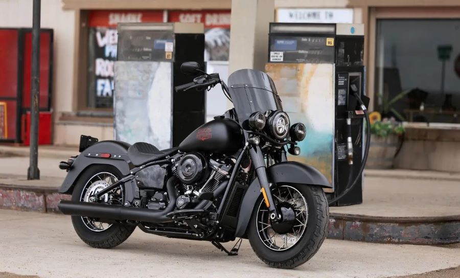 La Harley-Davidson Deadwood revive una historia olvidada Una moto Harley-Davidson Deadwood posa delante de surtidores de nafta