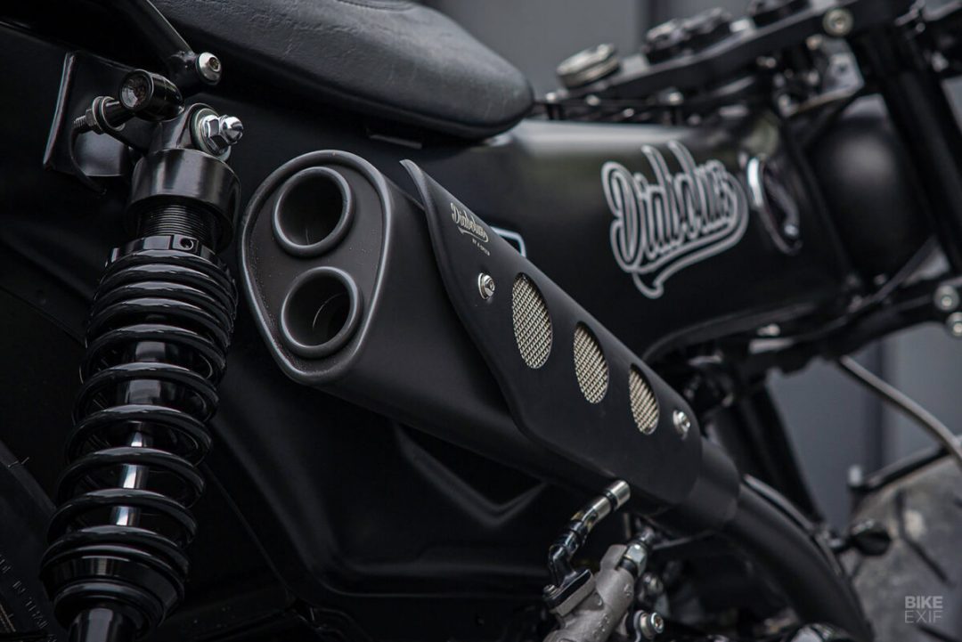 Escape deportivo negro de una moto