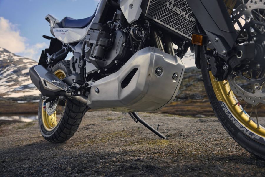 una moto Honda Hornet vista desde abajo 