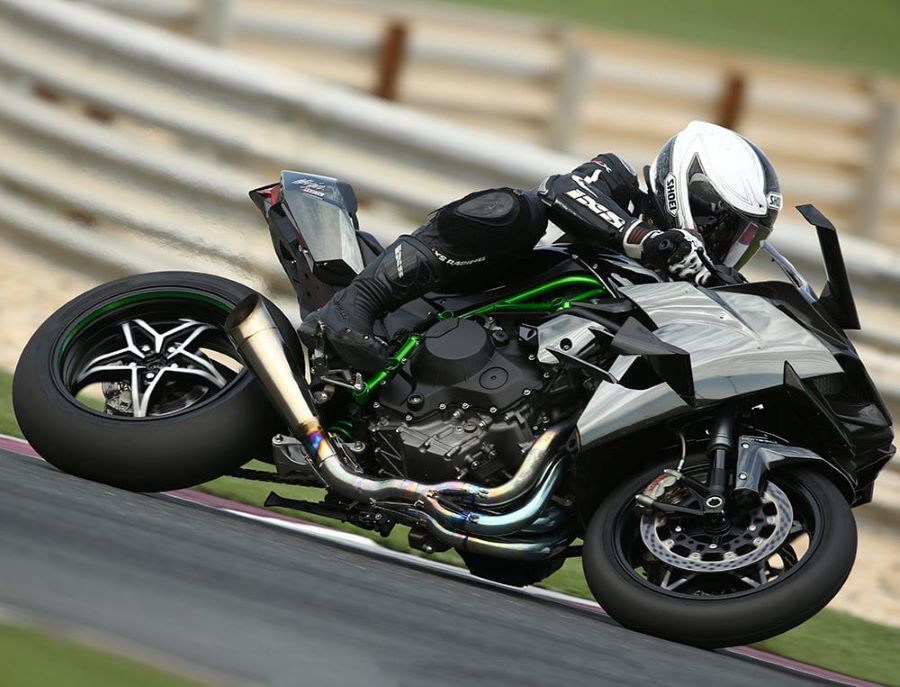Una moto Kawasaki H2R en acción