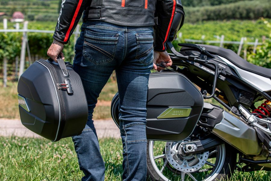 Una persona transporta una maleta GIVI WEIGHTLESS