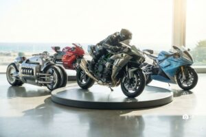 Composición fotográfica con 4 motos consideradas las más fuertes del mundo