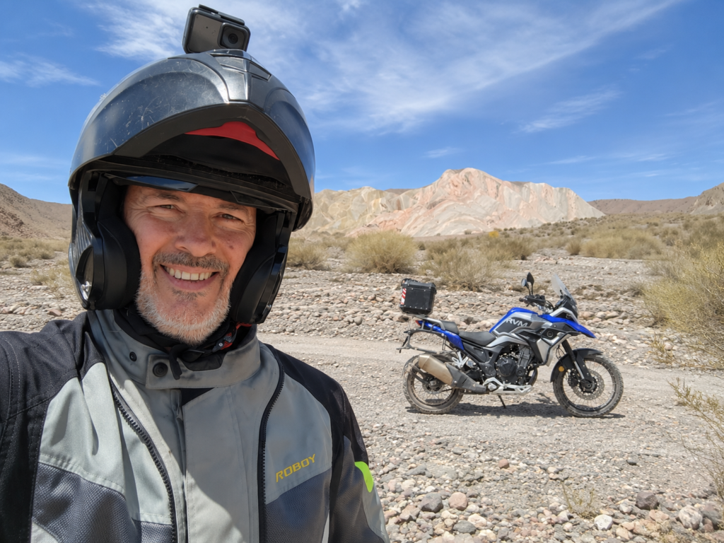 En primer plano, Roberto Martínez. Al fondo una moto RVM.