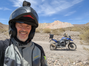 En primer plano, Roberto Martínez. Al fondo una moto RVM.