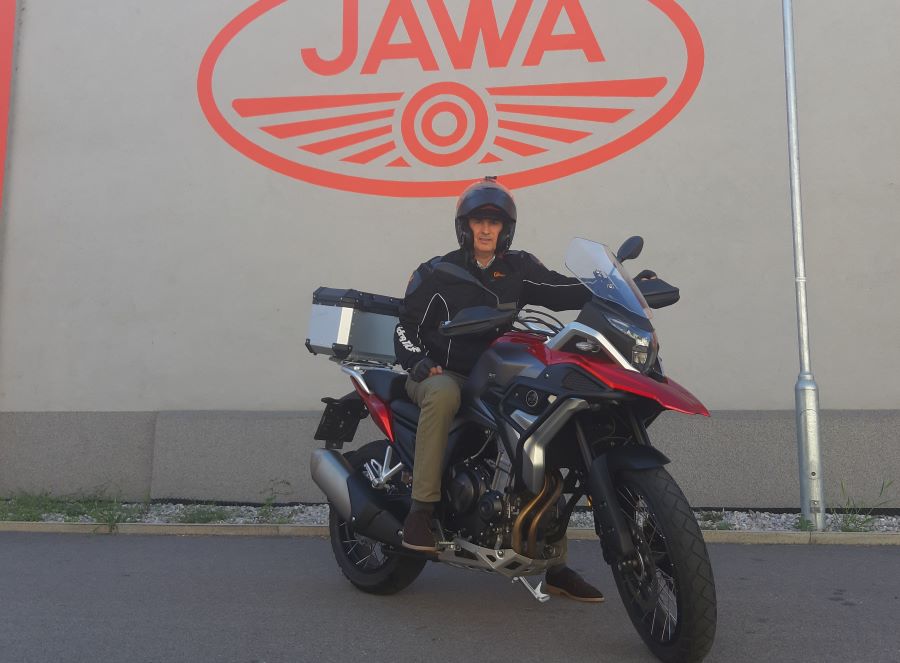 Roberto Martínez y el accidente que dio origen a RVM Martínez posa subido a una moto con el logo de Jawa de fondo.