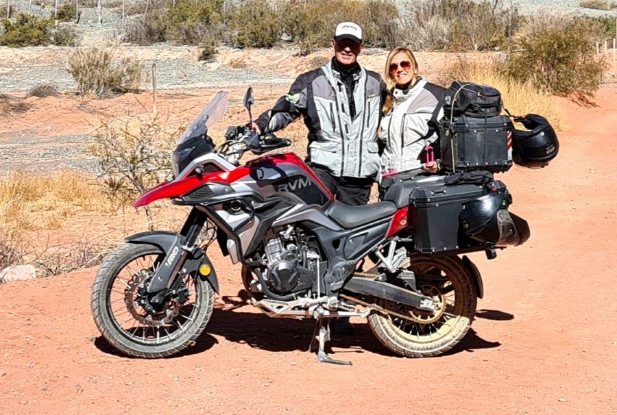 Roberto Martínez y el accidente que dio origen a RVM El fundador de RVM y su esposa durante un viaje en moto.