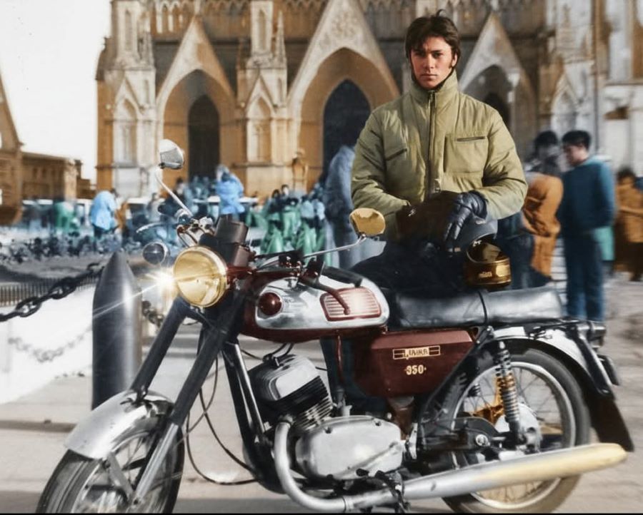 Roberto Martínez y el accidente que dio origen a RVM Roberto Martínez en su juventud y con una Jawa 350
