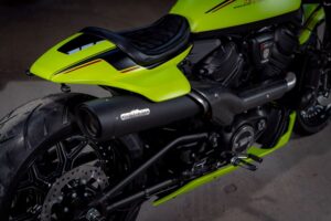 Escape deportivo negro en una moto verde flúo